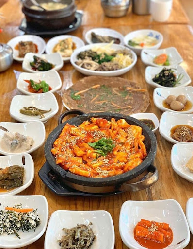 싱싱한 재첩과 풍부한 재료가 어우러진 '쉬어가기좋은날식당'의 재첩회덮밥